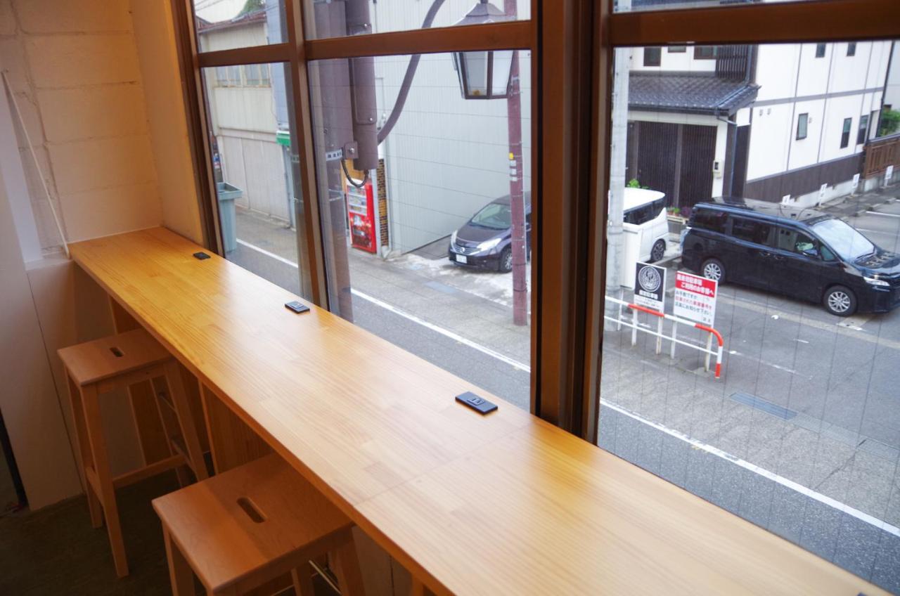 Travelers' house ROOTs Hostel Takaoka Buitenkant foto